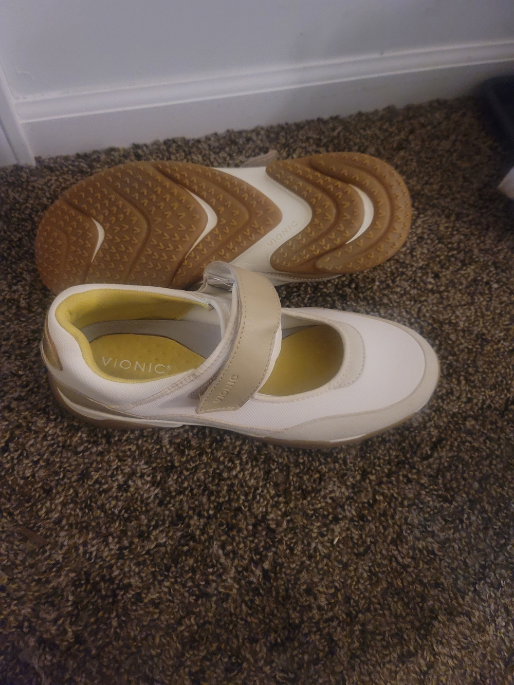 Vionic Women’s White and Beige Mary Jane Comfort Shoe